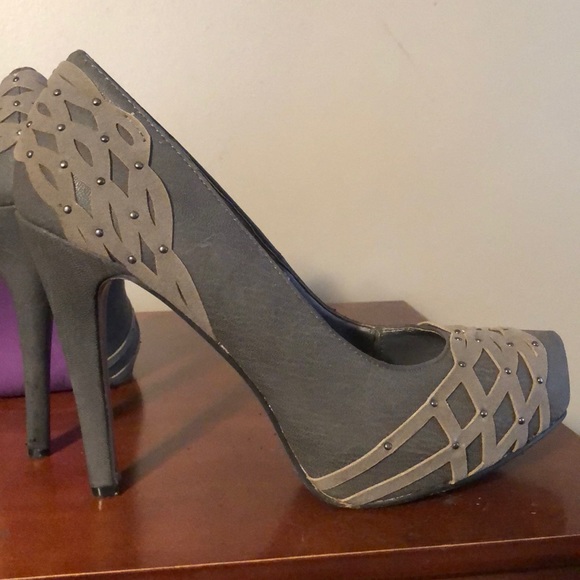 Gray high heel pumps - Picture 3 of 3